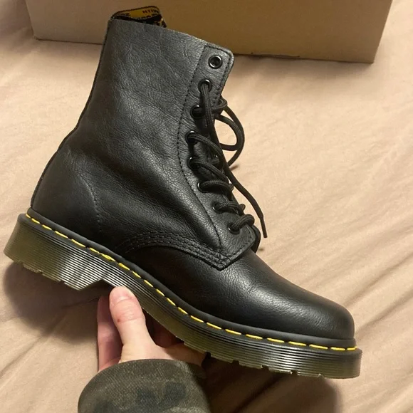 Women’s Dr. Martens 1460 Pascal size 8 - Picture 4 of 9